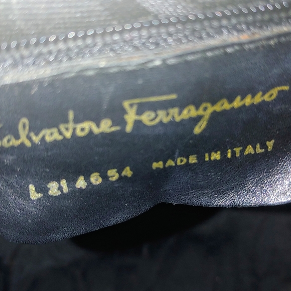 FINAL OFFER SALE! SALVATORE FERRAGAMO IVORY GOLD CROSS BODY MINIMALIST BAG - Picture 10 of 11